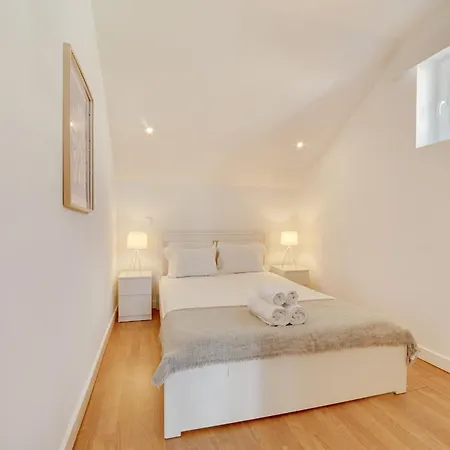 By The Palace - Ajuda *