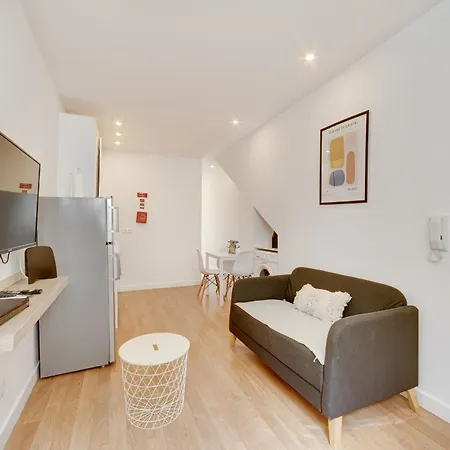 By The Palace - Ajuda Лісабон